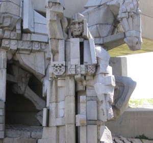 Отвън паметникът е като огромен лъв, а отвътре е разделен на 3 галерии с различни ханове и събития от създаването на Бг до покръстването! Фигурите са високи 50м.