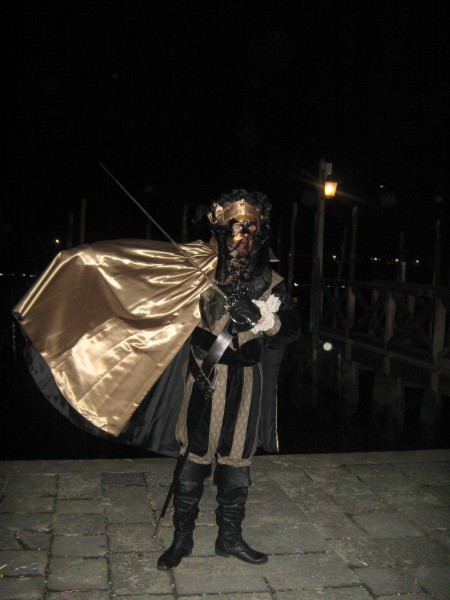 Кире, ето един дуелист. Някъде имам снимка как се дуелира с един като него, само че със син плащ.