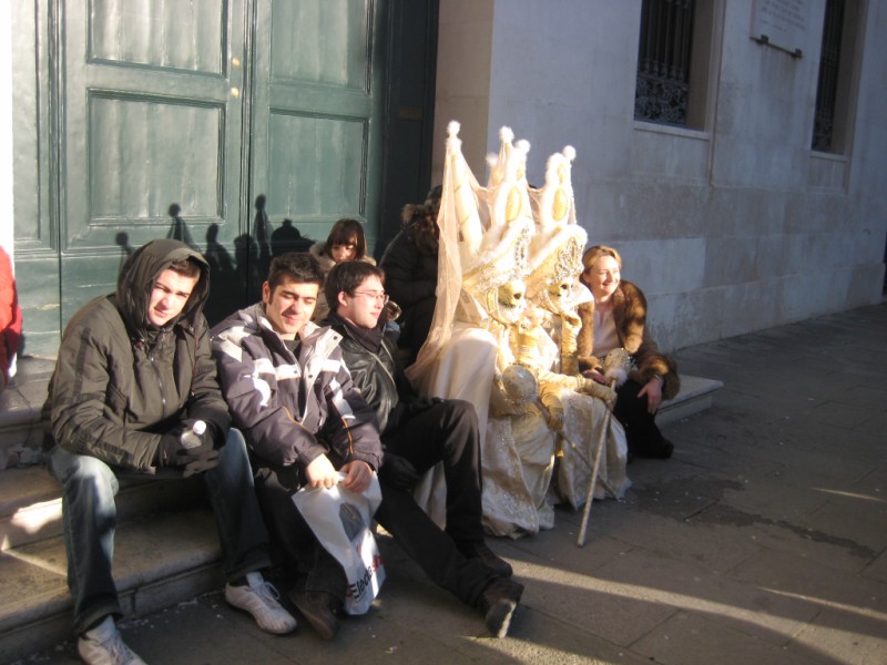 Тези двете дойдоха и най-нахално седнаха до нас.