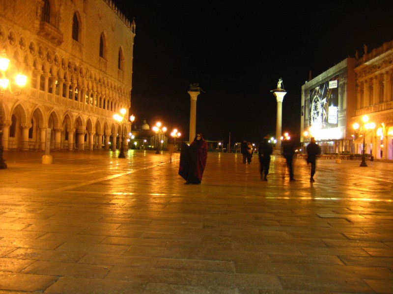тази е още по-размазана ама също ме радва. вляво е двореца на доджите, отзад са свети марко и св георги. От дясно има трима полицаи