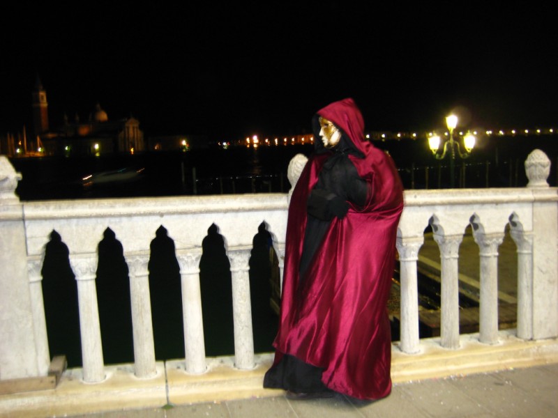 малко е размазана тая ама много си я харесвам. я виж какъв съм артистичен :р това е на моста пред моста на въздишките в 12 и половина през нощта като беше чисто и празно