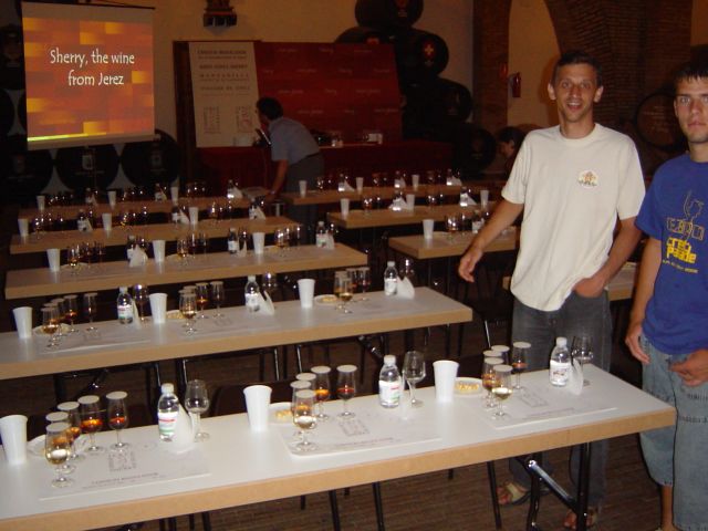 Познайте на кой му хрумна да си прелее за вкъщи останалите недегустирани чаши... :). (на мен... гениално и съвсем по български - да не ходи на вятъра )