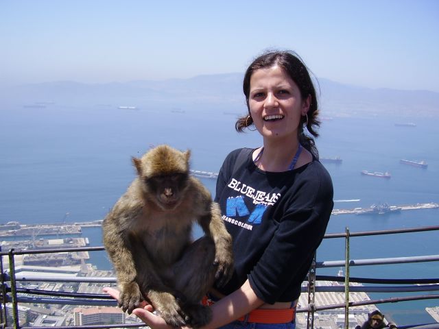 И една добра приятелка с новата си приятелка... Пак Гибралтар, където бяхме влези съвсем, съвсем нелегално (английска територия, а не бяхме още в ЕС)