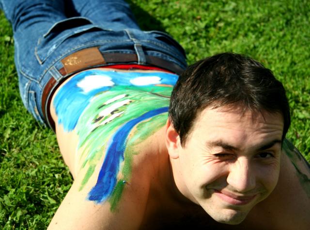 Картинката е на идиличен чешки пейзаж с рекичка и овчици... Не го рисувах аз :).